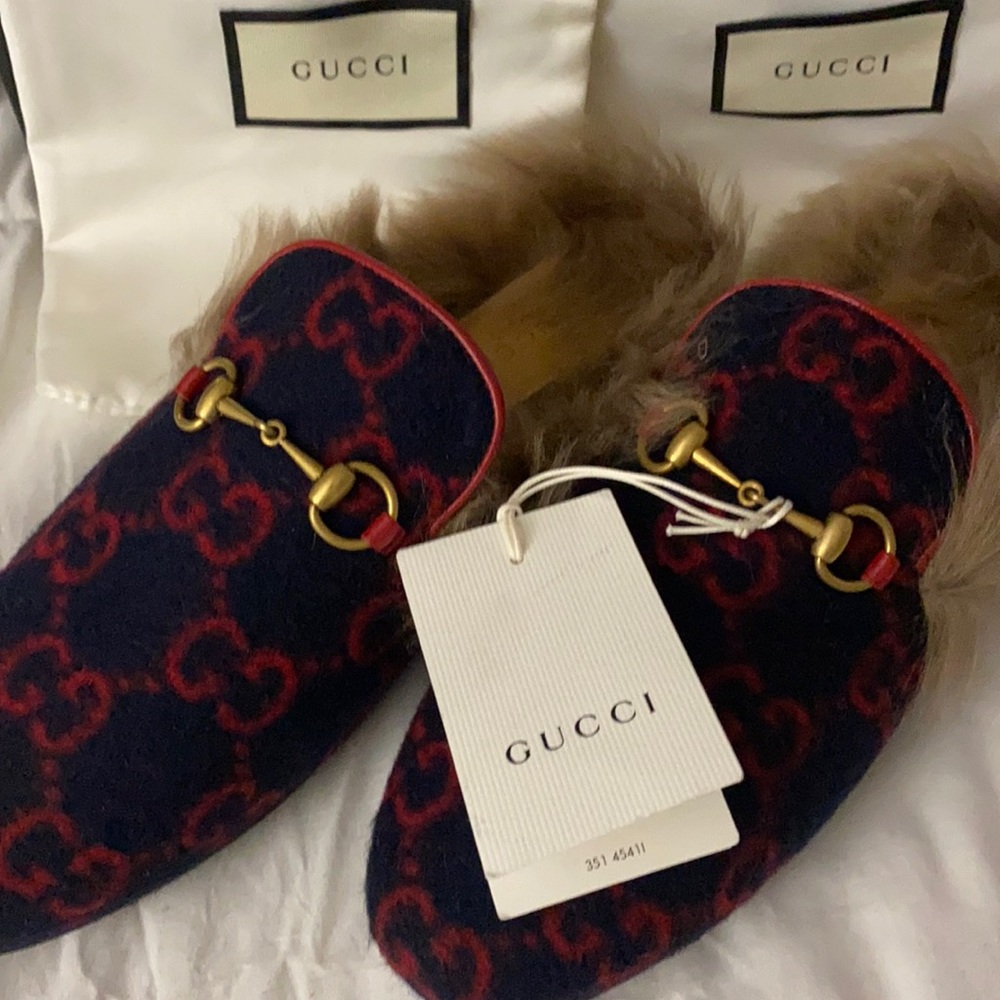 Size 38 - Gucci Princeton Mules genuine Lamb Fur, Navy and Red